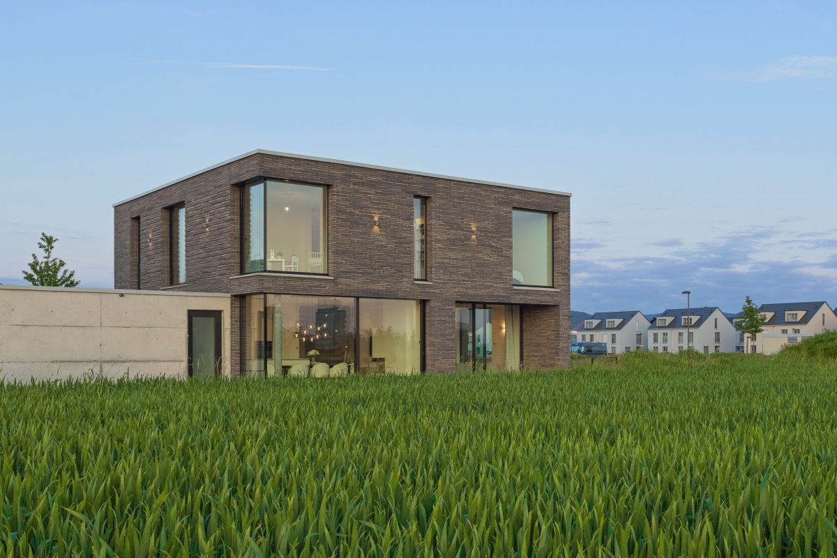 Neubau Einfamilienhaus mit Einliegerwohnung, Klinker, Ziegelverblendmauerwerk, Langformatziegel, Petersen Tegels, Flachdach, modern, Einschnitte, Wohnen und Arbeiten, Kragarmtreppe, Sichtbeton, Glasfuge, Relief aus Ziegeln, Außentreppe, markanter Baukörper