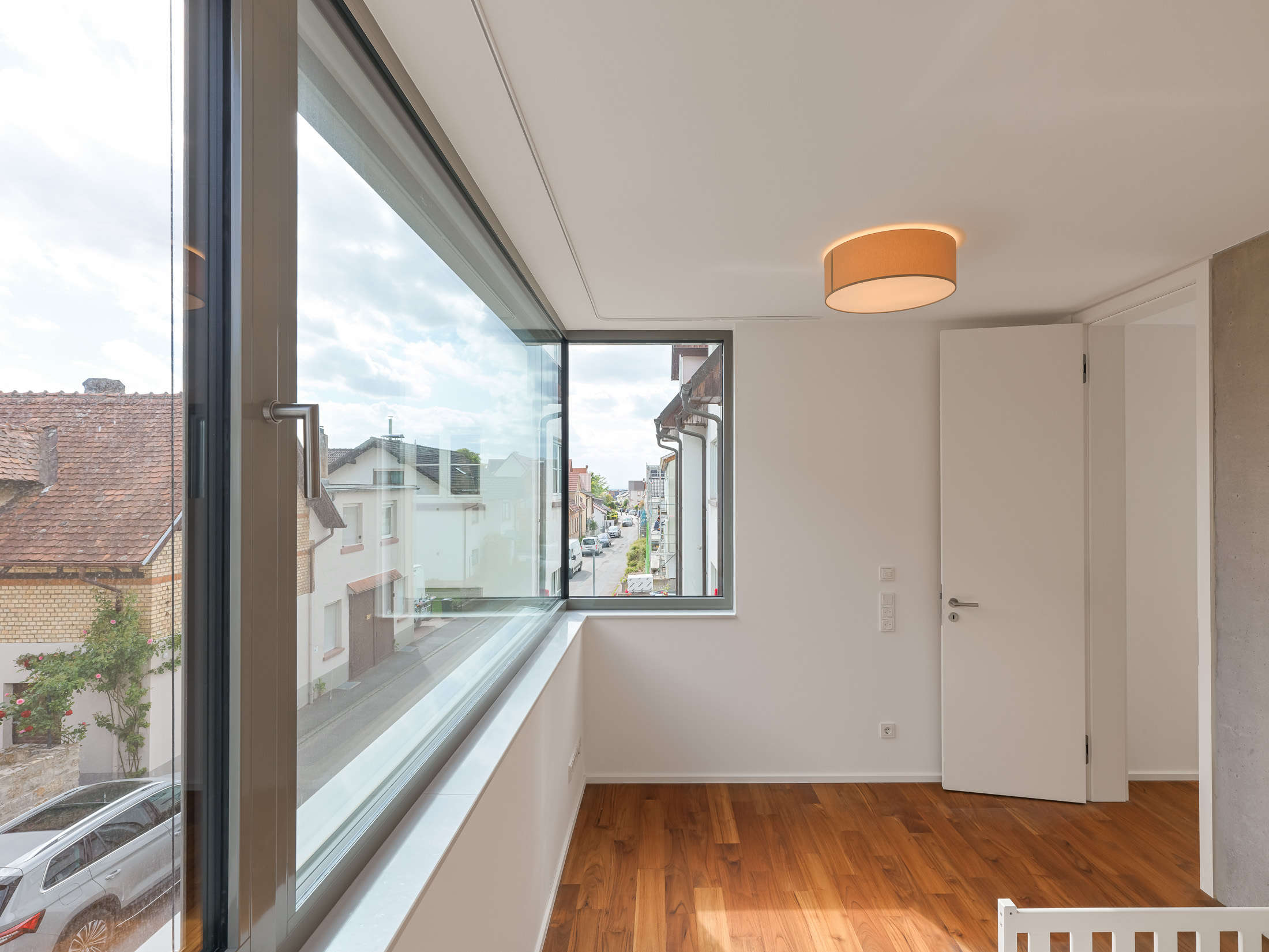 Übereckverglasung in monolithischem Einfamilienhaus.