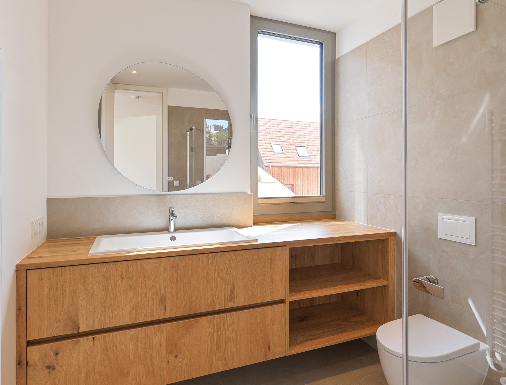 Modernes Badezimmer in monolithischem Einfamilienhaus.