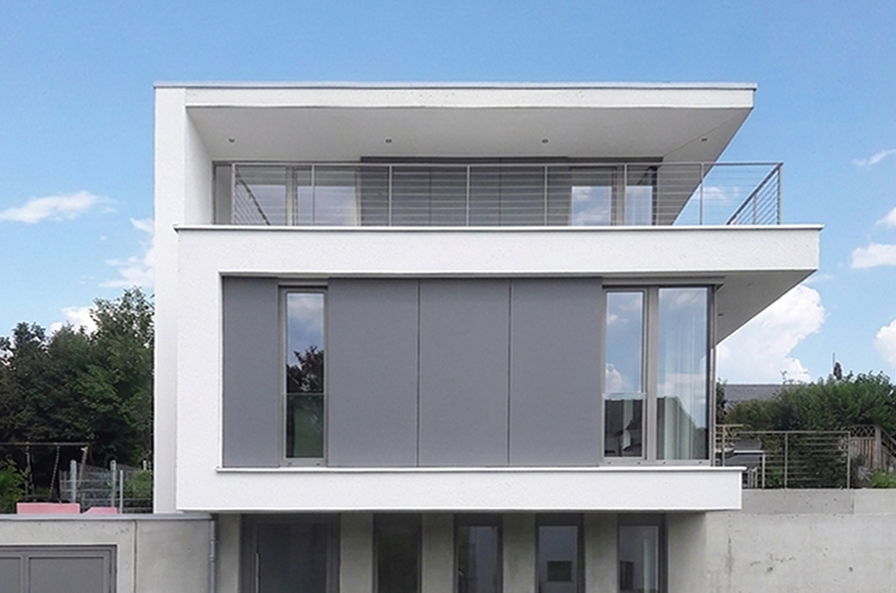 Neubau Einfamilienhaus, versetzt gestapelte Geschosse, Dachterrasse, Sichtebton, Fensterband, Putzband, stehende Fensterformate, Faserzementplatten, Pool, Rimbach, Odenwald, auskragendes Flachdach