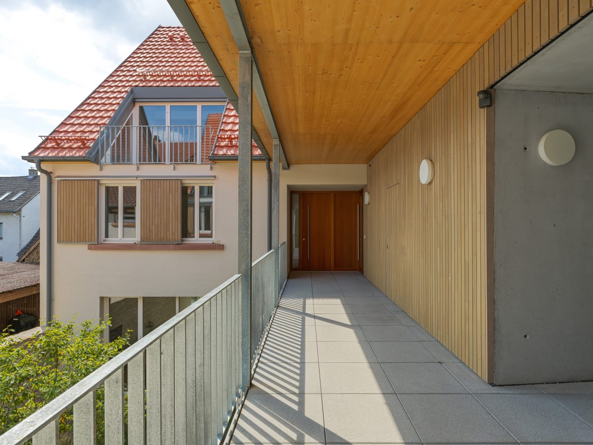 Neubau eines modernen Mehrfamilienhauses mit offener Laubengangerschließung innerhalb eines begrünten Innenhofes