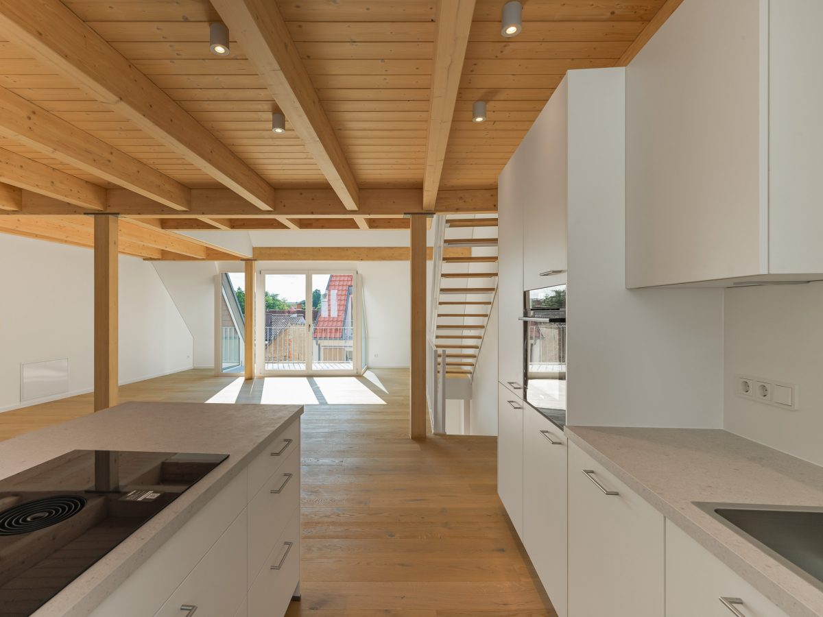 Neubau eines modernen Mehrfamilienhauses - offener Küchenbereich mit Blick auf die Dachloggia