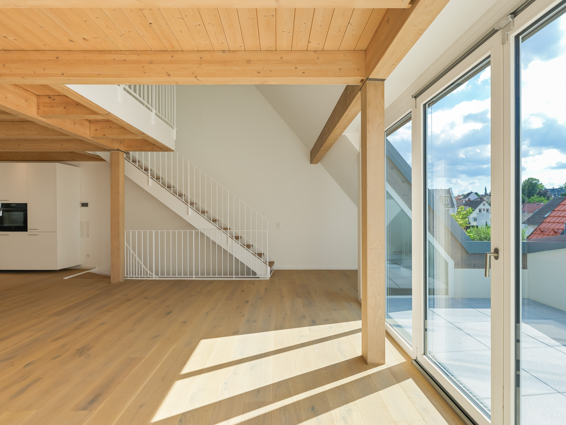 Neubau eines modernen Mehrfamilienhauses - Zugang zur Dachloggia und Blick auf die moderne Stahlwangentreppe ins Galeriegeschoss