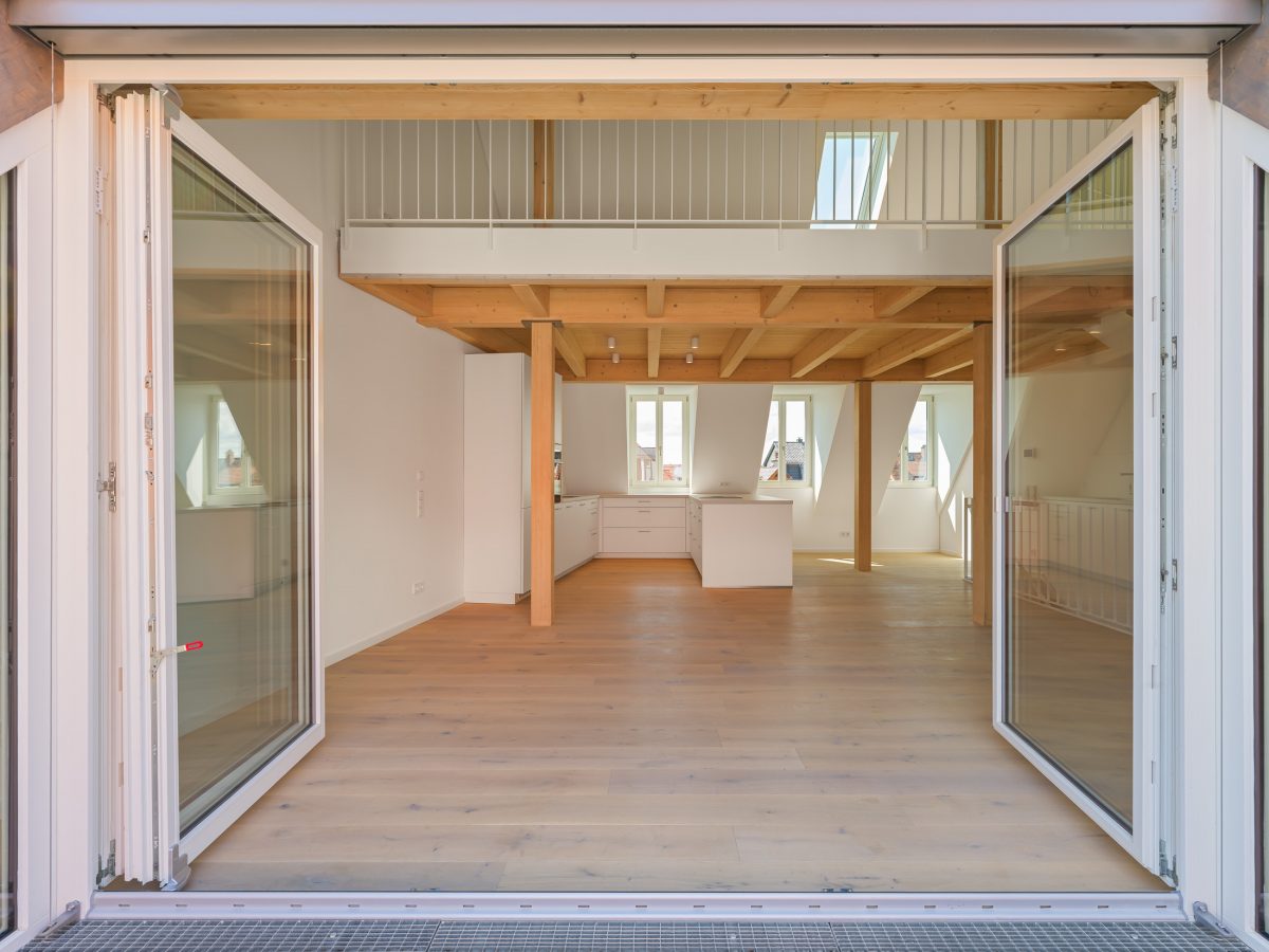 Neubau eines modernen Mehrfamilienhauses - großzügig öffenbarer Zugang zur Dachloggia mit Blick in den Wohnbereich und zur Galerie