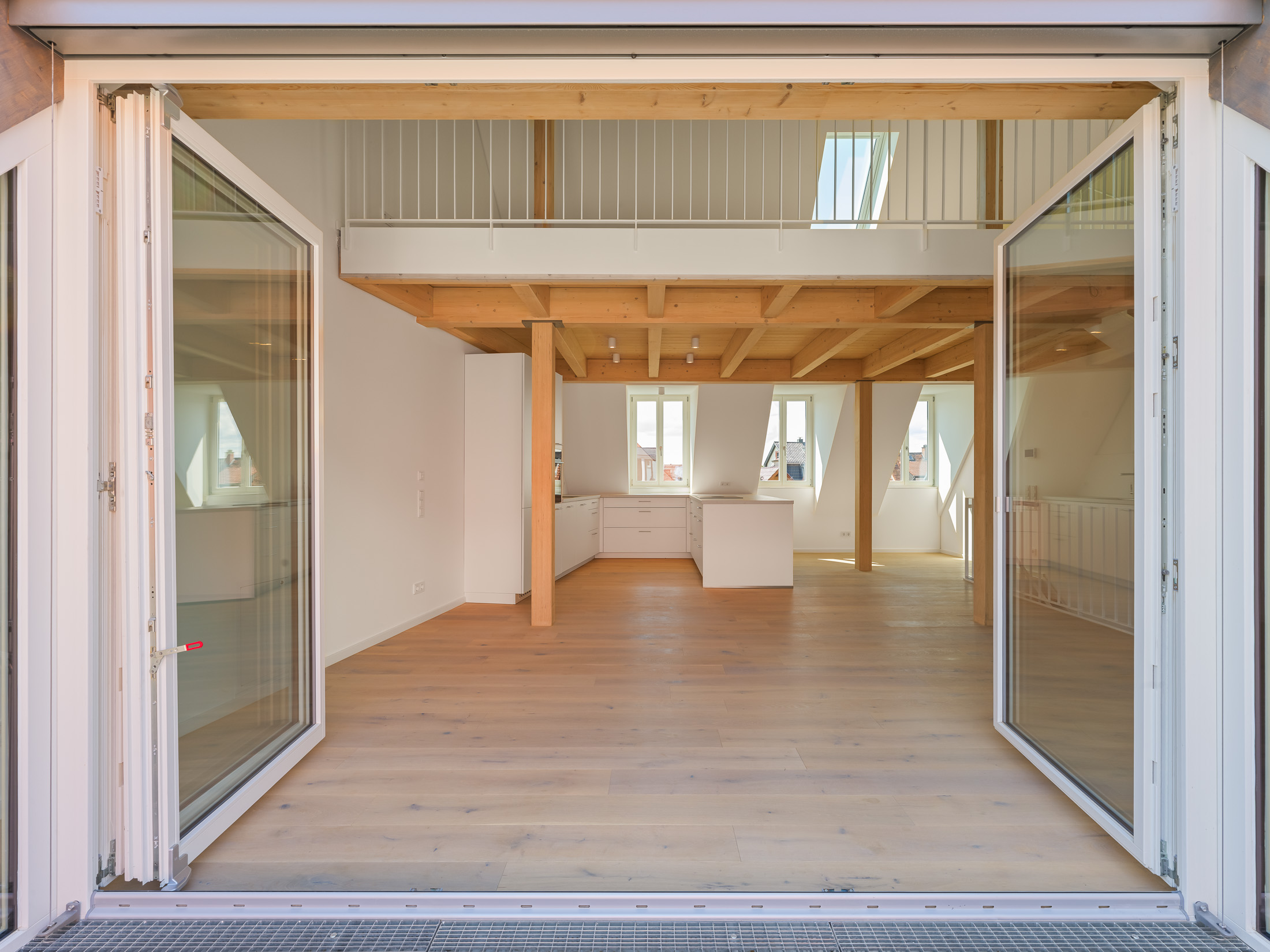Neubau eines modernen Mehrfamilienhauses - großzügig öffenbarer Zugang zur Dachloggia mit Blick in den Wohnbereich und zur Galerie
