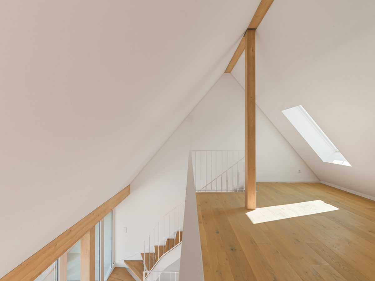 Neubau eines modernen Mehrfamilienhauses - offene Galerie unter traditionellem Satteldach