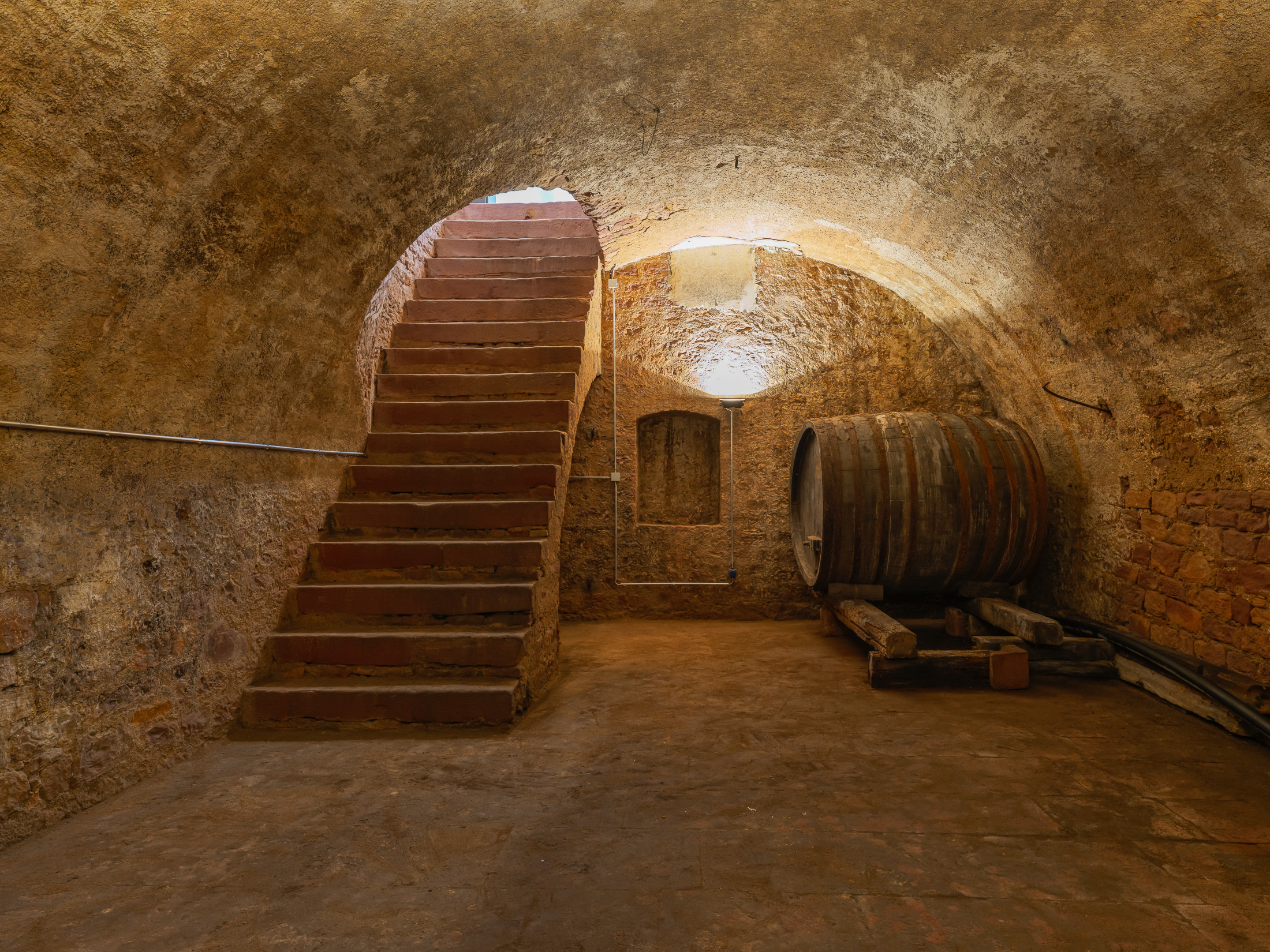 Historischer Gewölbekeller mit Aufgang in den Gartenhof