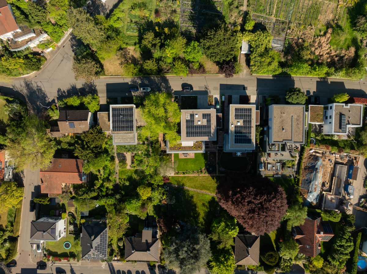 Architekturprojekt „Weiterbauen“ in Weinheim von Weber und Partner Architekten: Gesamtansicht der nachverdichteten Unternehmervilla aus den 1950er Jahren im parkartigen Hanggrundstück. Der gekürzte Bestandsbau mit hellen Klinkern und Holzaufstockung verbindet sich durch den Sandsteinsockel mit dem modernen Erweiterungsbau aus Massivholz.
