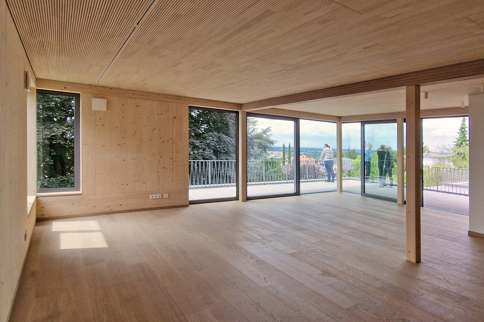 Architekturprojekt „Weiterbauen“ in Weinheim von Weber und Partner Architekten: Gesamtansicht der nachverdichteten Unternehmervilla aus den 1950er Jahren im parkartigen Hanggrundstück. Der gekürzte Bestandsbau mit hellen Klinkern und Holzaufstockung verbindet sich durch den Sandsteinsockel mit dem modernen Erweiterungsbau aus Massivholz.